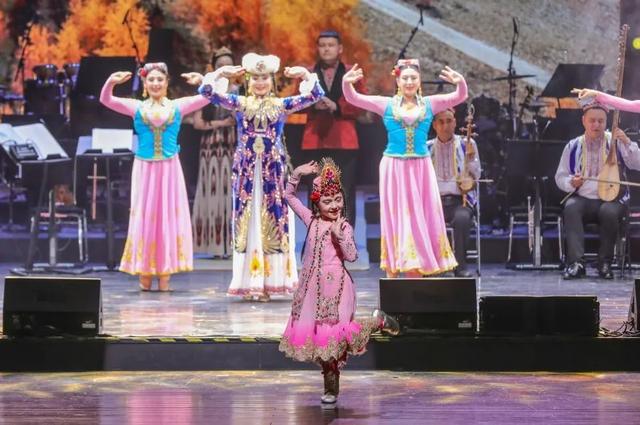 来自莎车的表演者中,最为吸睛的莫过于6岁女孩古丽娜孜·阿力木江.