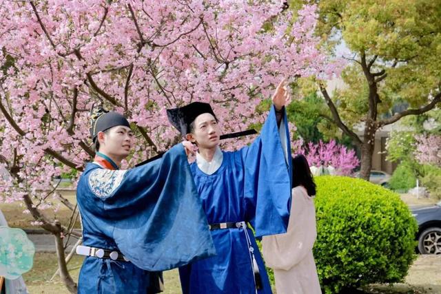 民族风vs国际"范"儿|汉服_新浪财经_新浪网