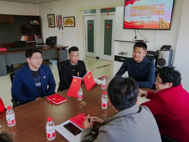 安徽寿县丰庄镇流动党支部在贝港六居辖区内的迈富名车汇召开党员学习