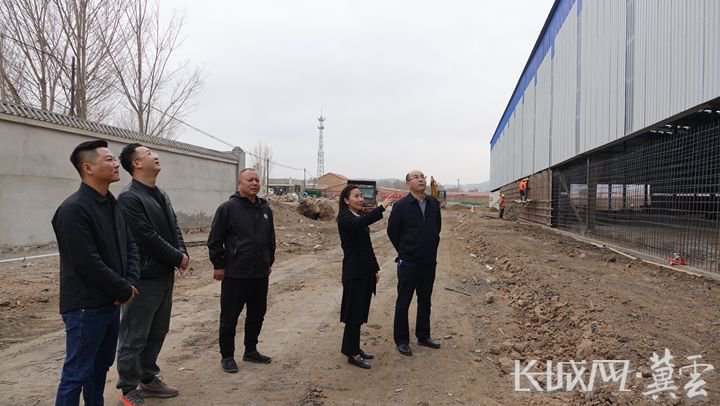 张家口市自然资源和规划局宣化分局局长刘卫东(右一)来到入市土地项目