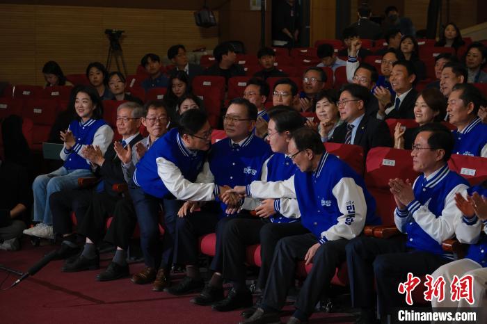 4月10日下午,共同民主党成员在位于首尔汝矣岛的国会议员会馆内观看