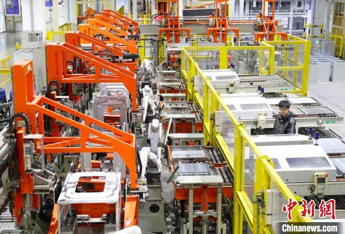 资料图:一家工厂内,各条生产线在加紧生产.张进刚摄