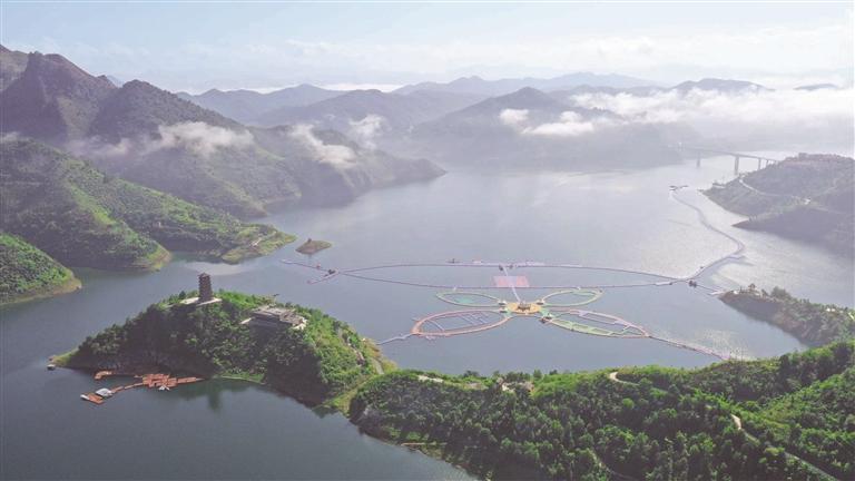 丁达尔光线下的罗甸大小井风景区.  张良静 摄