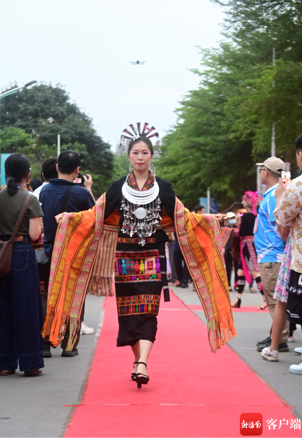 晓峰近距离丨实拍保亭七仙河畔黎族苗族服饰展演|海南省_新浪财经