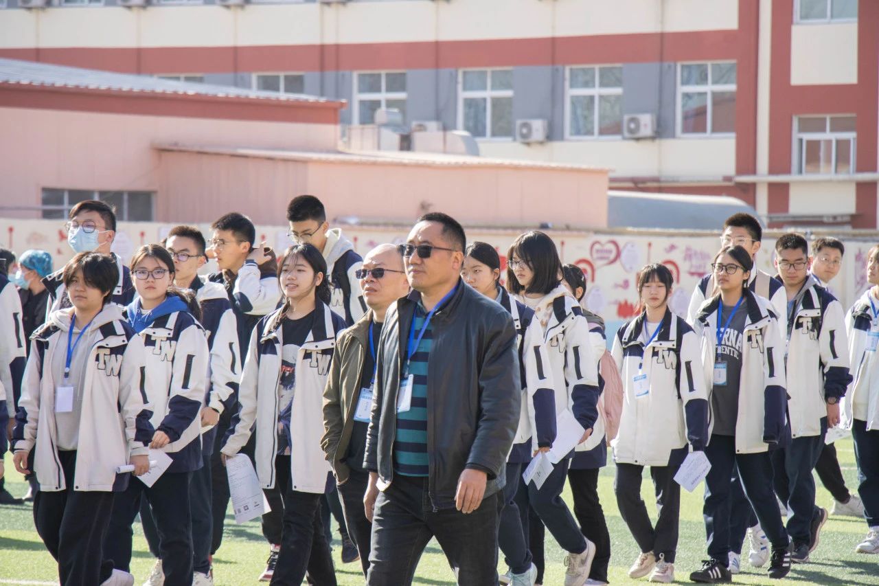 四方参观团盛赞衡水十三中