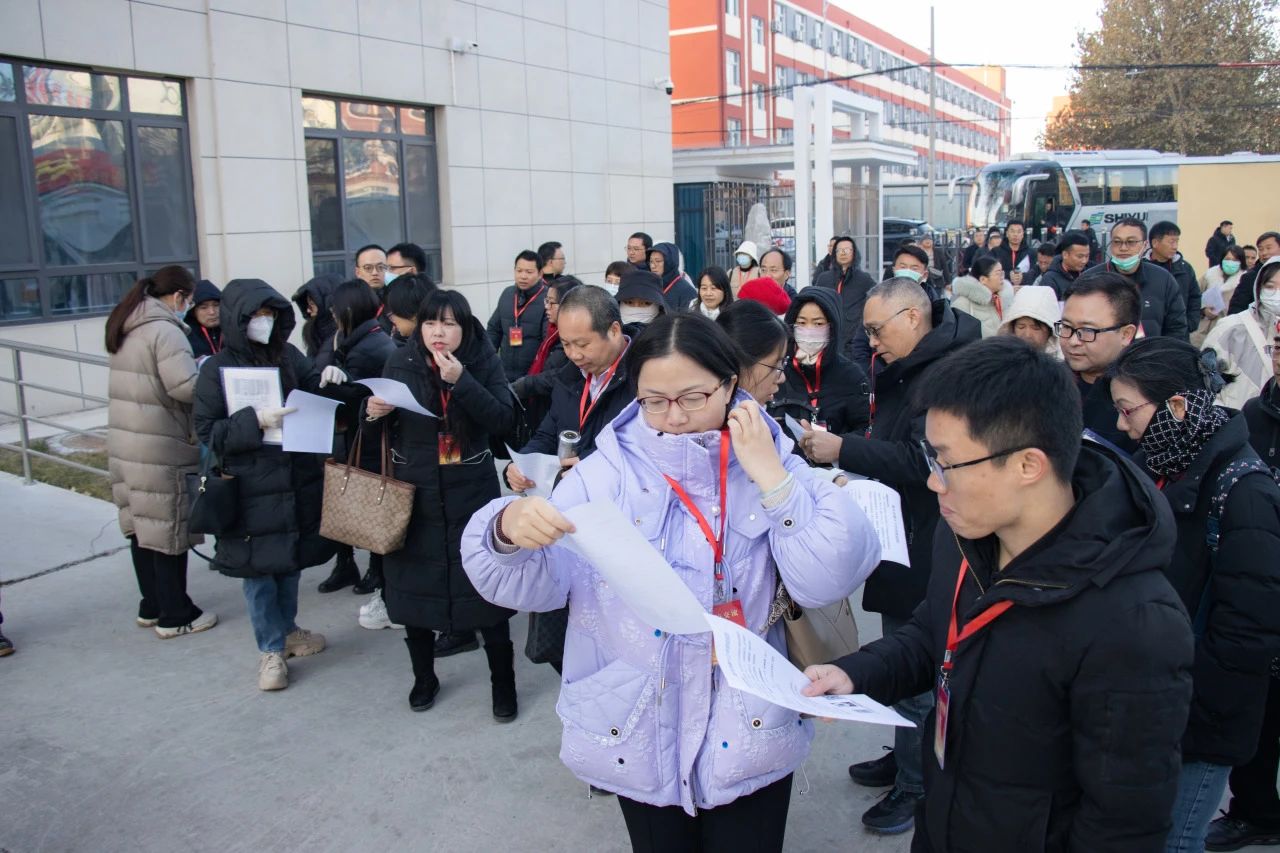 四方参观团盛赞衡水十三中