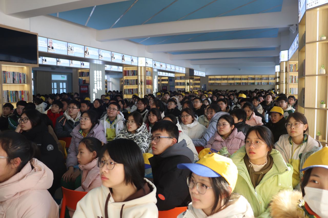 四方参观团盛赞衡水十三中