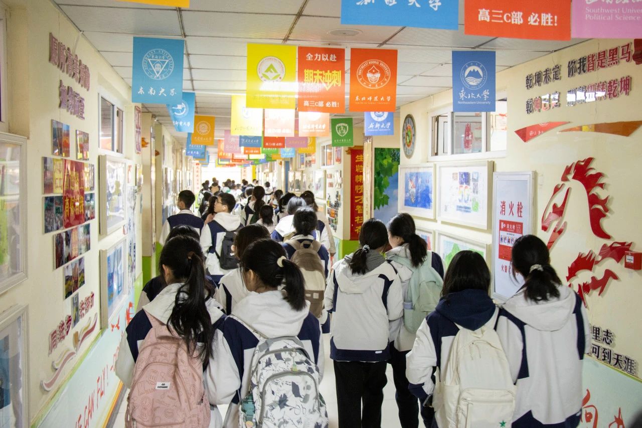 四方参观团盛赞衡水十三中