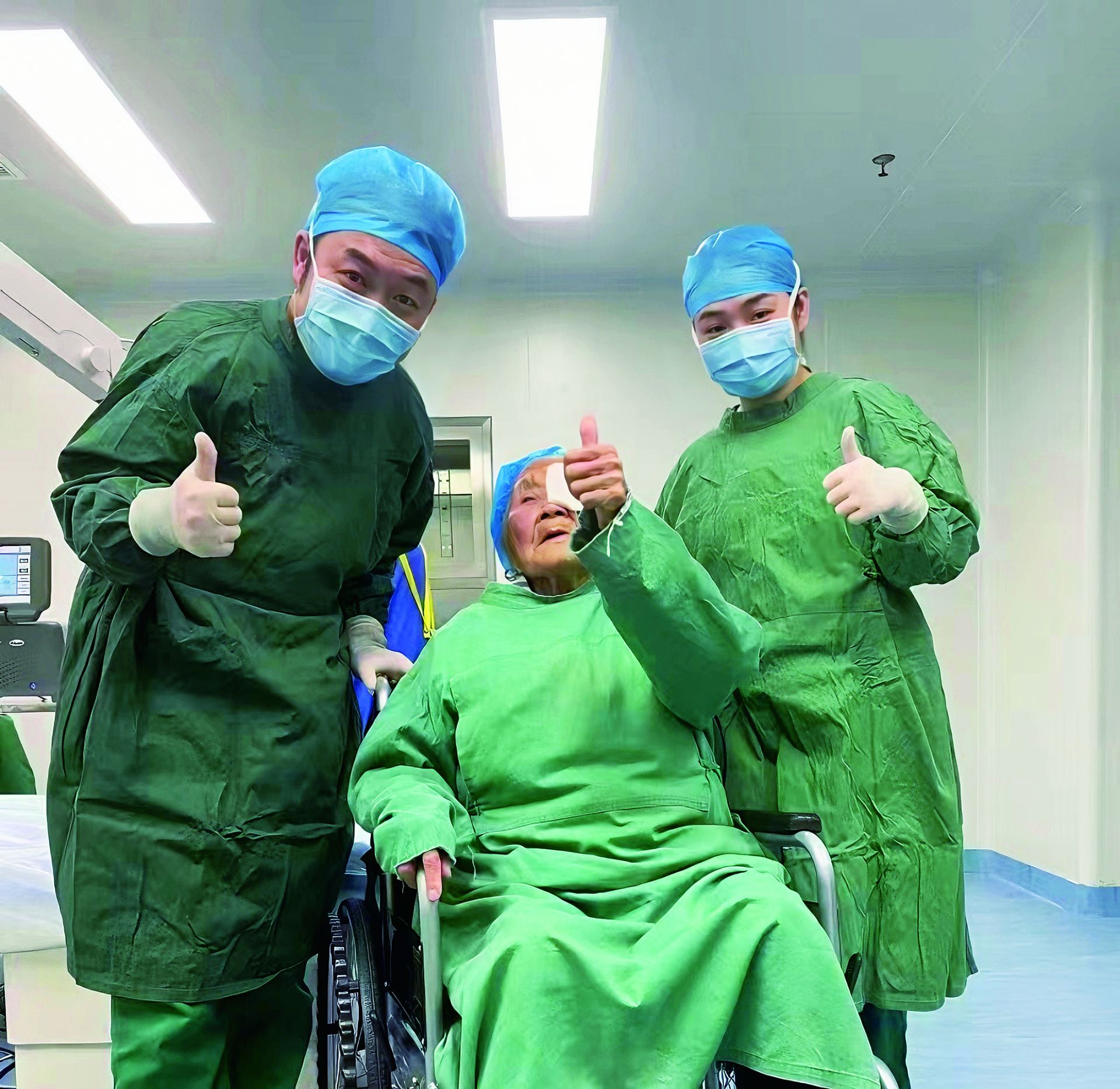 99岁陈祖英接受白内障手术后走出手术室。