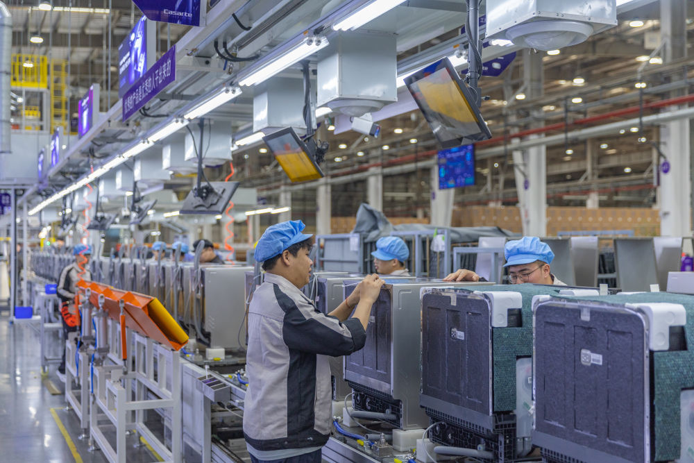 4月9日,在位于重庆市江北区的重庆海尔洗碗机互联工厂,工作人员在生产