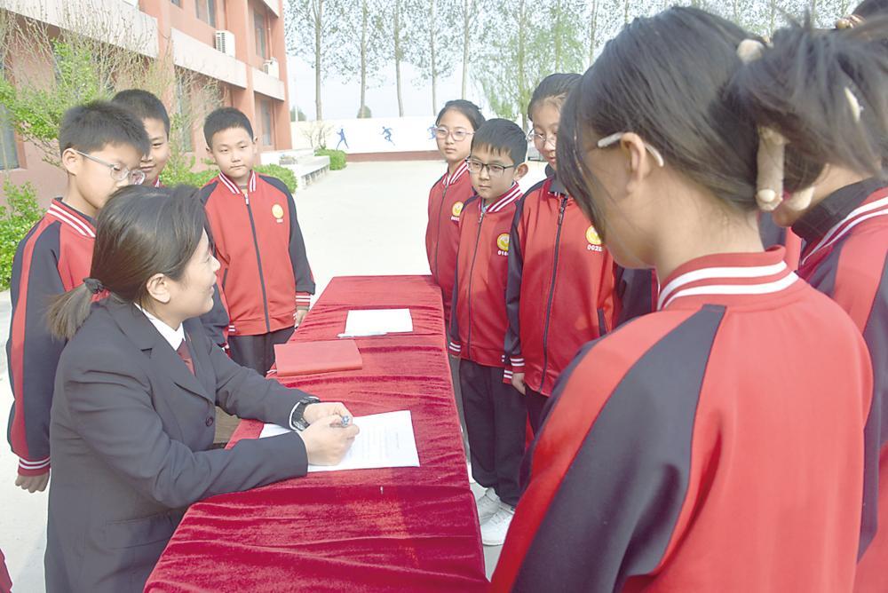 4月8日,望都县人民检察院未检干警走进辖区育英学校,以"拒绝校园霸凌