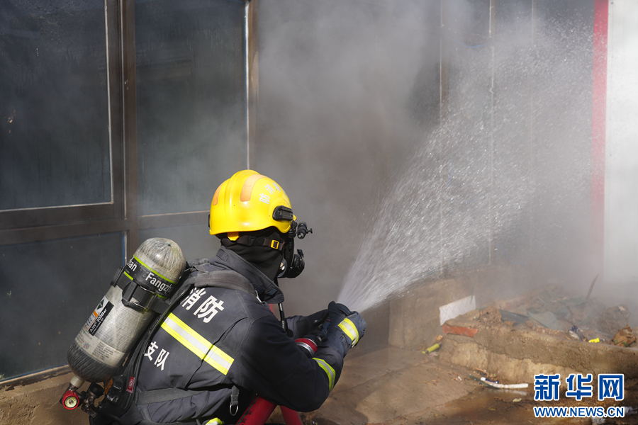在演练现场,消防员正在扑救模拟的房屋火灾.(海南州消防救援支队供图)