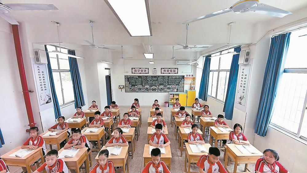 兴泰中心小学实施“智慧护眼工程”，教室内灯光均匀柔和。（资料图片）