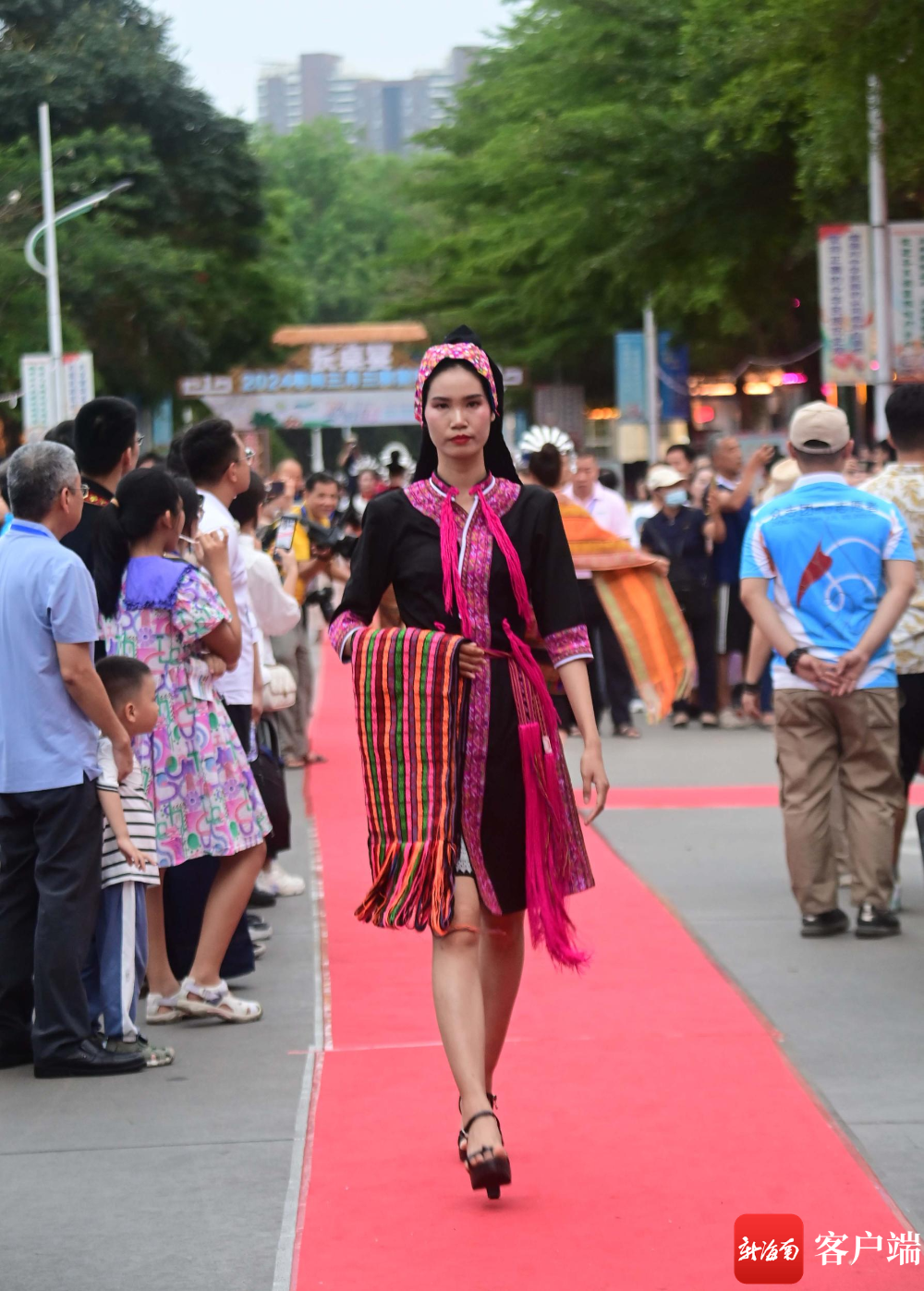 晓峰近距离丨实拍保亭七仙河畔黎族苗族服饰展演|海南省_新浪财经