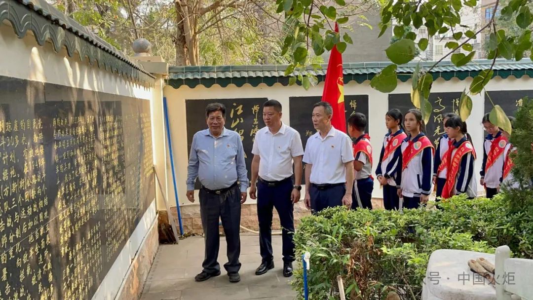 儋州市4月8日上午,琼山区龙塘镇关工委会同镇禁毒办,镇团委,镇综治办