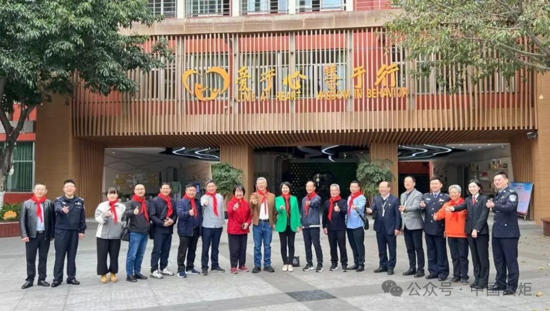 4月7日,望城区"五老"金牌讲师团讲师高国良受邀前往向阳中学进行爱国