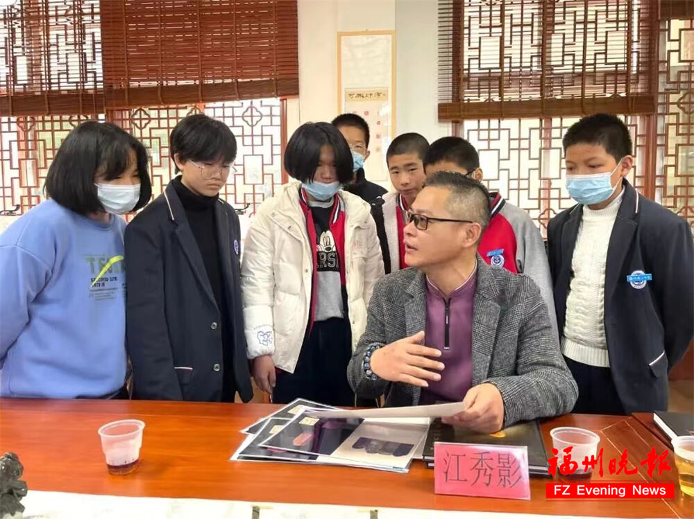 江秀影为鼓山中学樟林印社成员讲解印章知识去8月,江秀影在福州寿山石