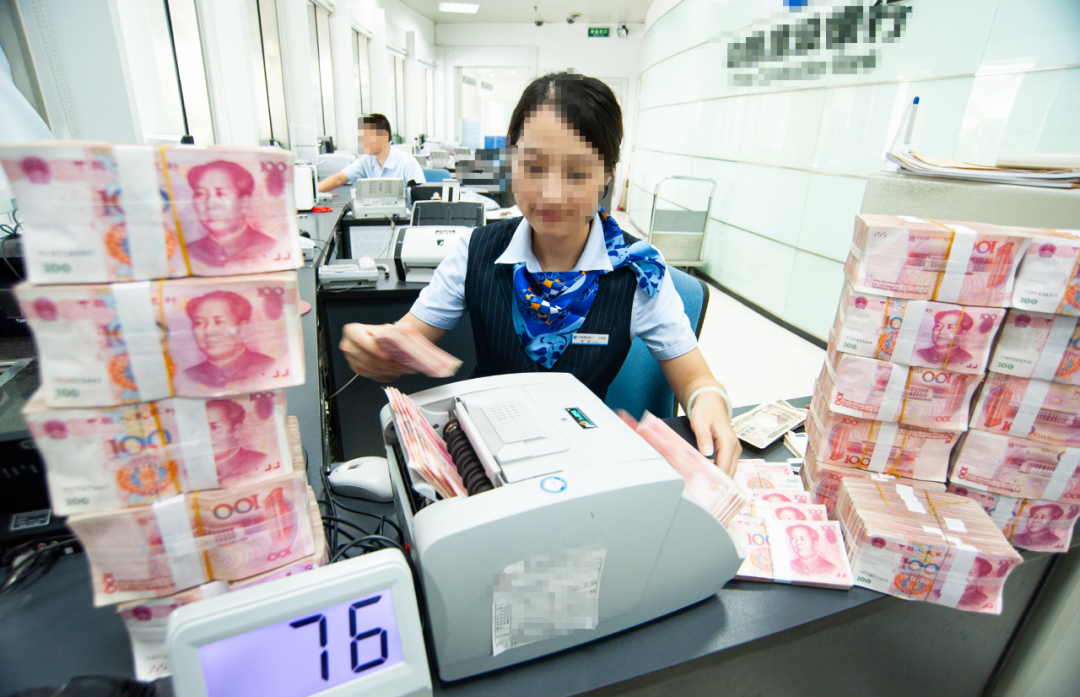 安主管对记者透露,其所在的银行正在开展一项业务试点:存取现金录入冠