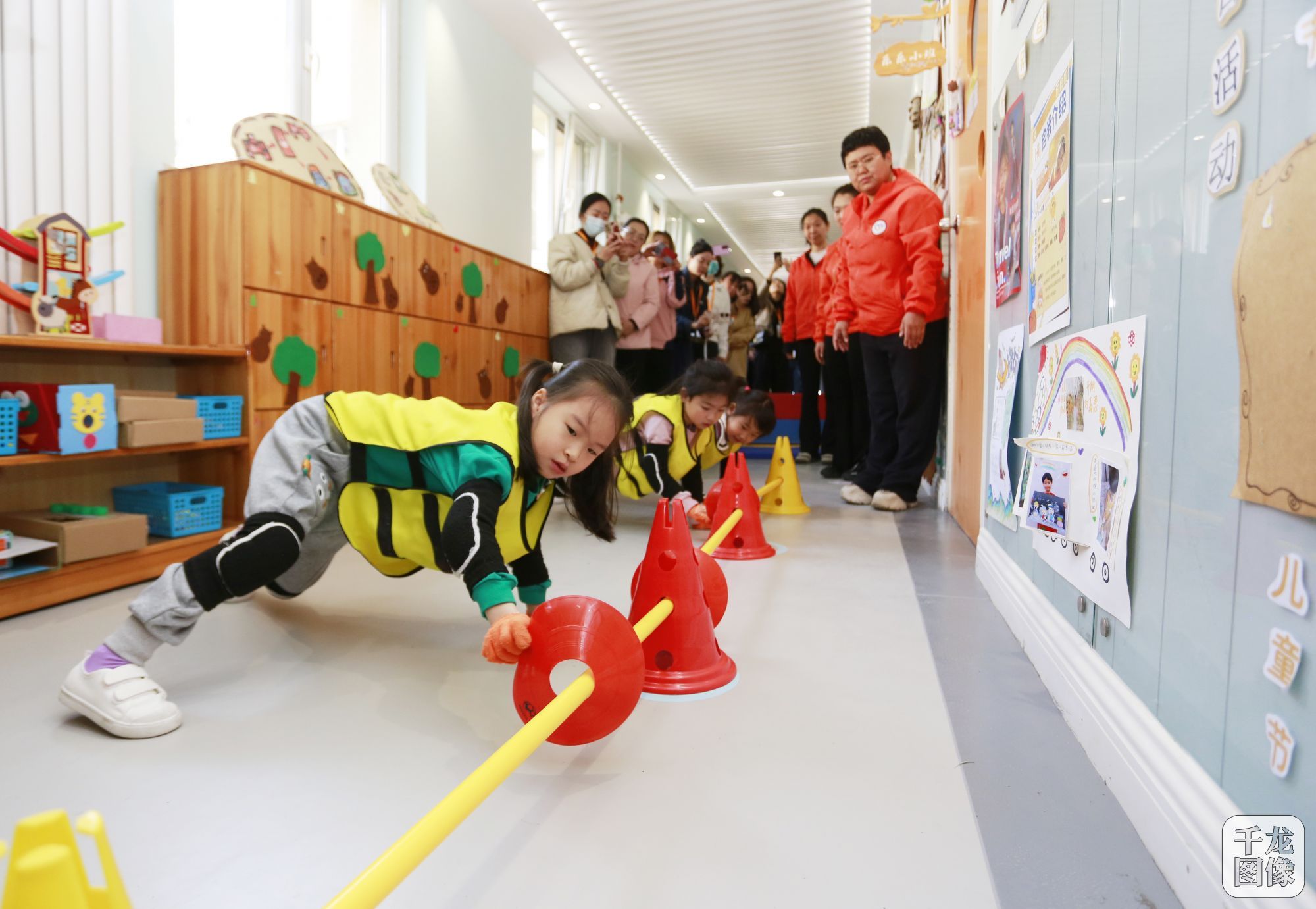 火箭发射了游戏不仅有针对性地发展了幼儿体质测试中立定跳远的