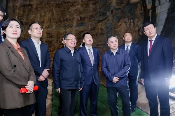 (从左至右为大中矿业总经理林圃生,临武县委书记刘杨,大中矿业实际