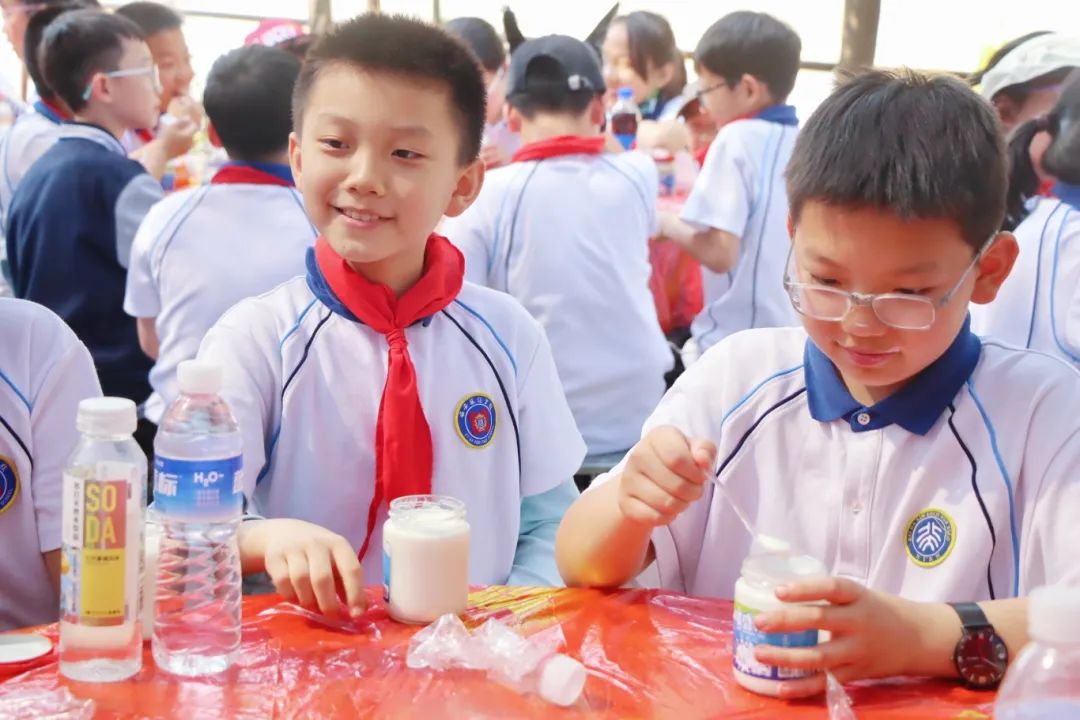 西安藤信学校四年级全体师生前往泾阳绿优牧场开展研学活动