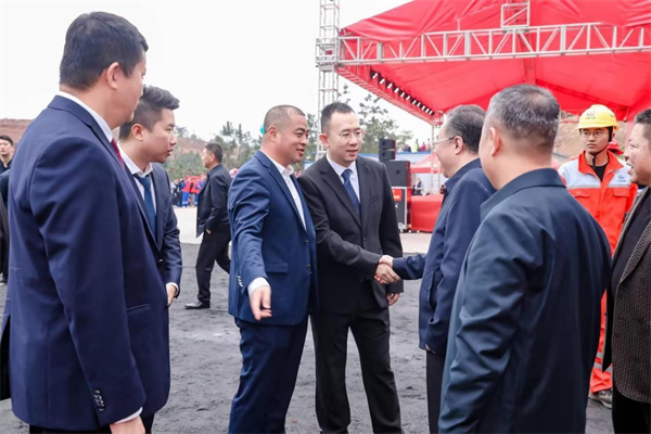 (大中矿业总经理林圃生与临武县委书记刘杨亲切握手.