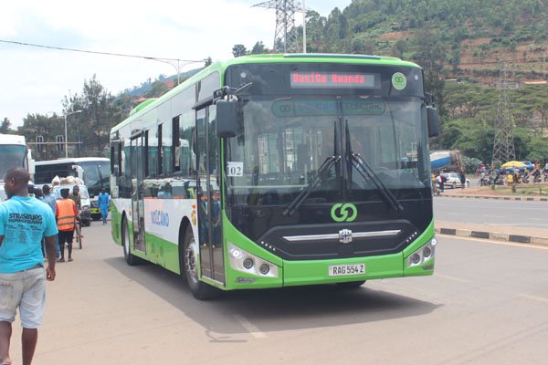 在卢旺达首都基加利拍摄的行驶在马路上的中国造电动公交车.