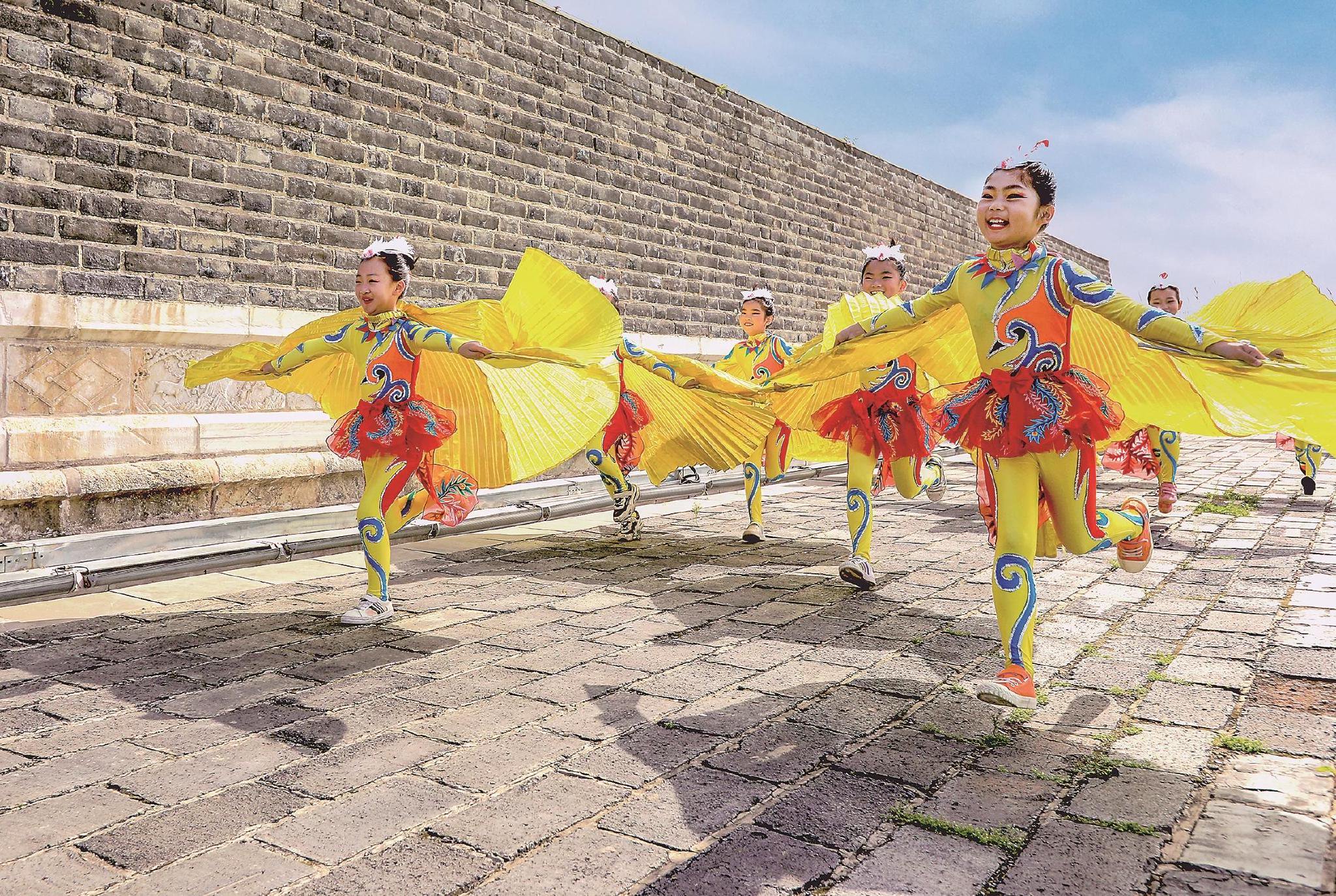 孩子们奔跑在明中都皇故城考古遗址公园。 王新国 摄