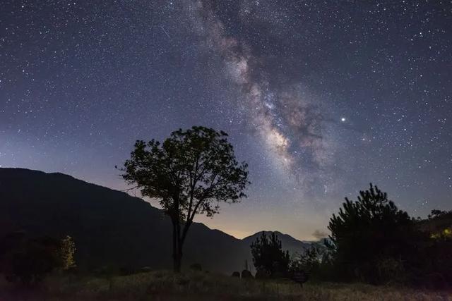 罕见火流星划过浙江夜空,急寻更多视频