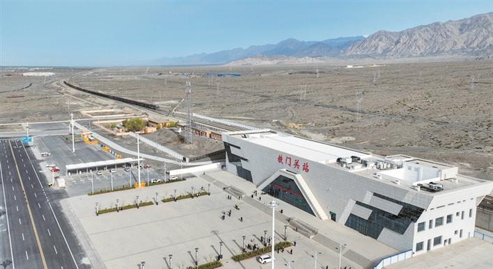 一辆列车驶入铁门关火车站(摄于4月11日).