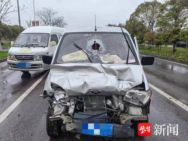 面包车追尾车头损毁严重,车内钢瓶成"炮弹"穿透挡风玻璃