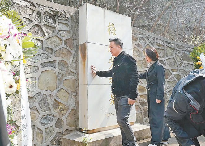 北京京剧院一行40余人祭扫墓地,缅怀前辈. 本报记者 方非摄