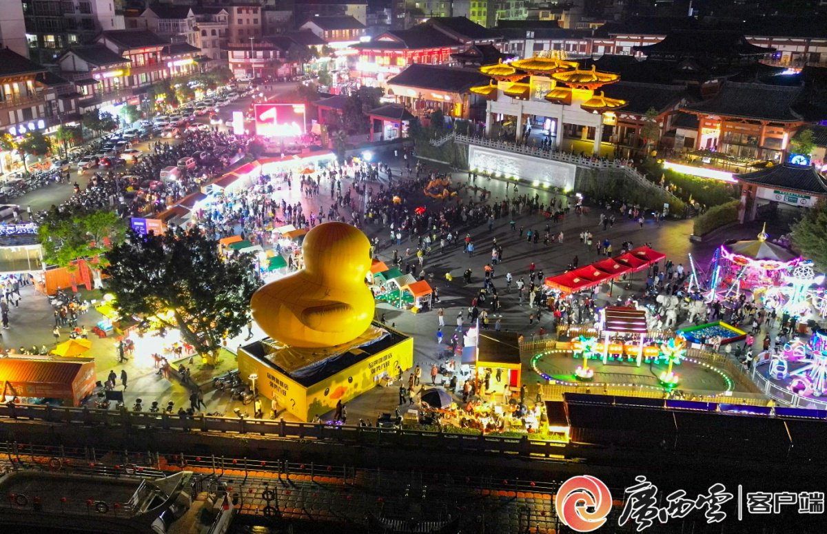 潮玩城市·夜享三月三③|古香古色如诗如画,容州古城夜景你还不冲?