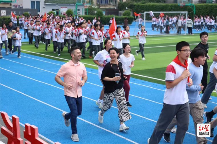 美国中学生在蓉学习中国传统文化感受成都美好生活_新浪财经_新浪网