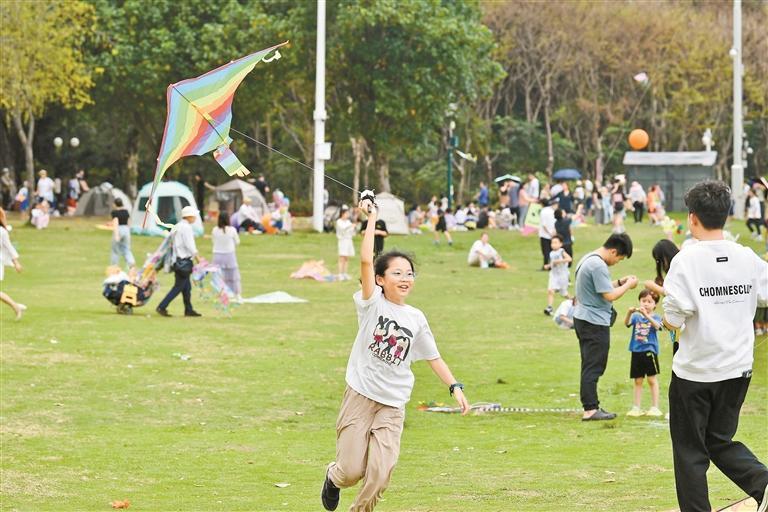 人们走到户外,游赏春色,休闲健身.