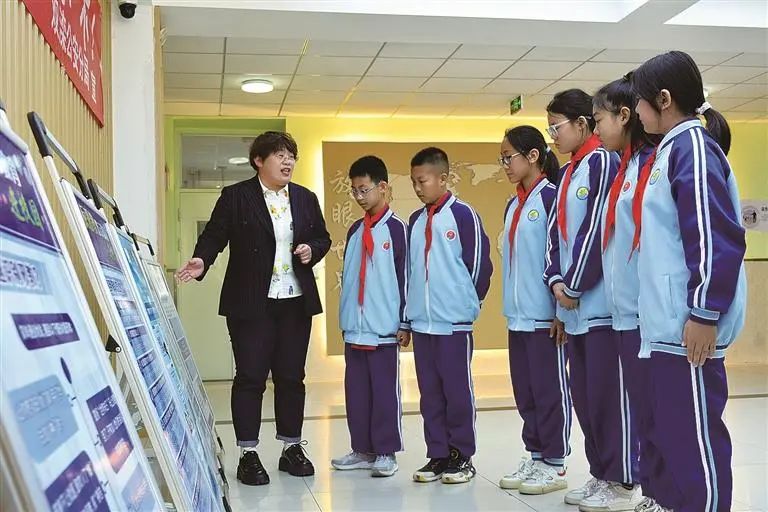 "该社区党委书记贾英男说.