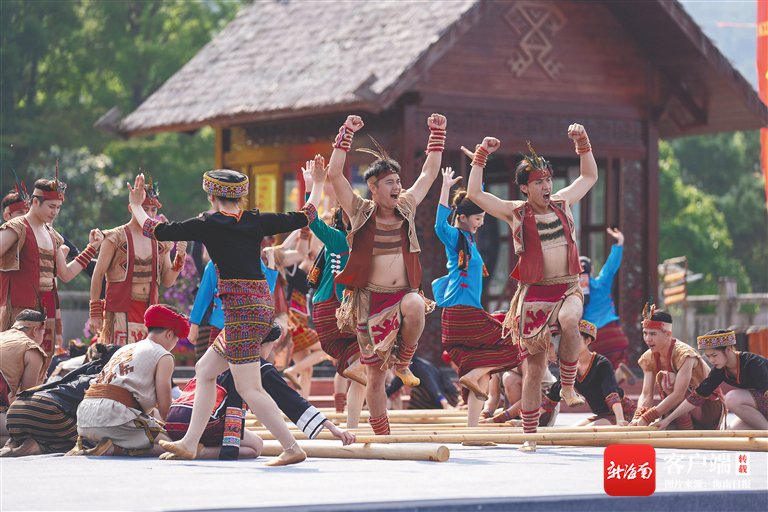 图为打柴舞表演.记者 李天平 摄