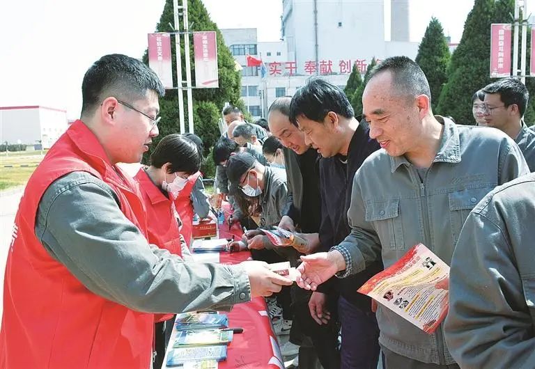 在双滦区第六小学的展览教室,展现消防员救火救灾,警察维护社会稳定的
