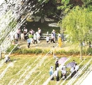 游客在安龙县半山亭游玩。 刘朝富 摄