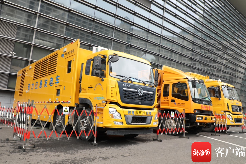 现场执行保供电工作的电力应急发电车.通讯员 杨永光 摄