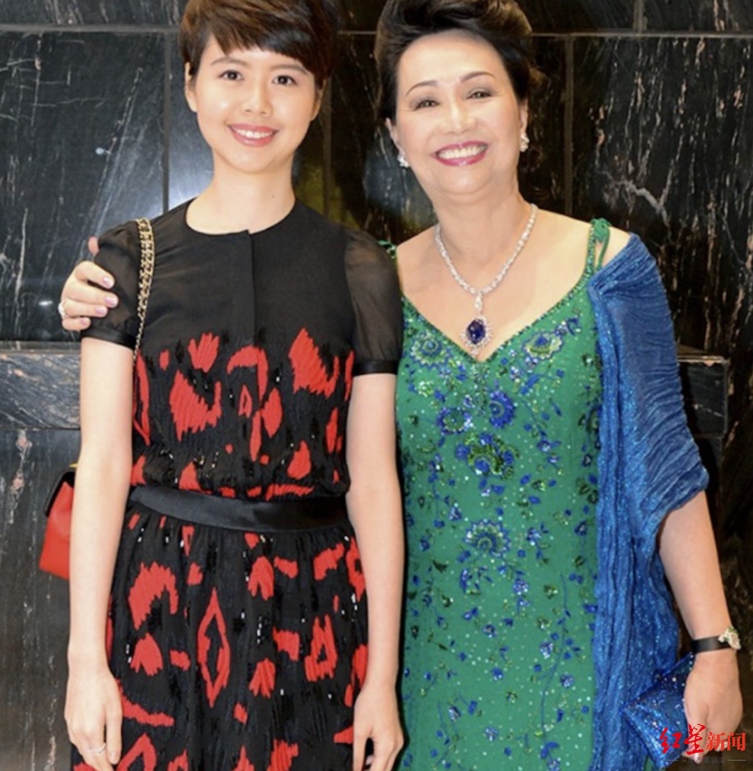 朱悦怀(左)与母亲张美兰(右)在2016年的采访中,朱悦怀也曾多次提及