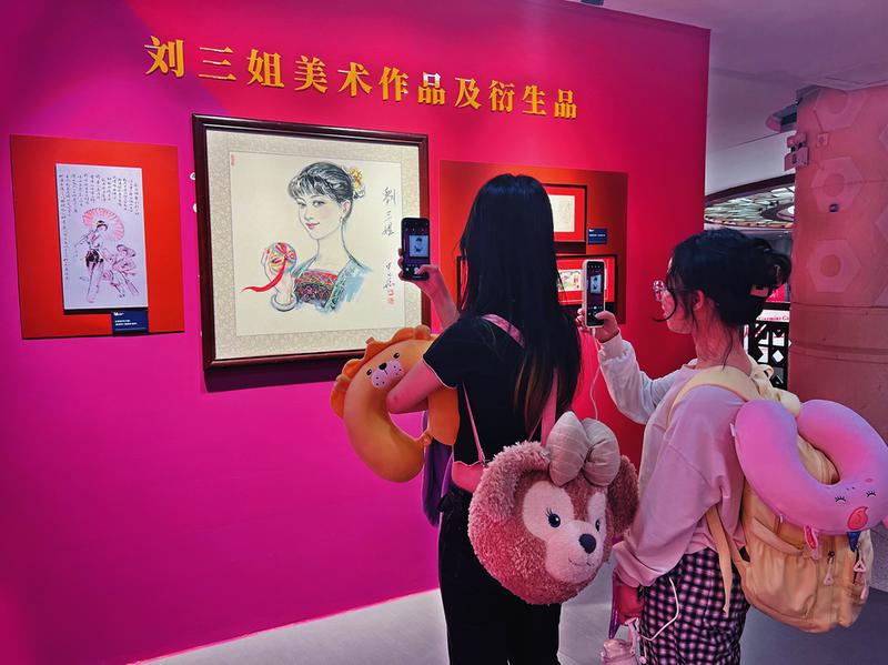 观众通过图文展览邂逅刘三姐 本报记者宋延康 摄