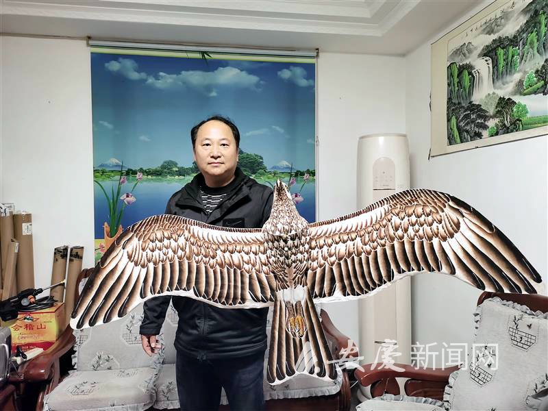 袁茂林和他制作的盘鹰风筝.