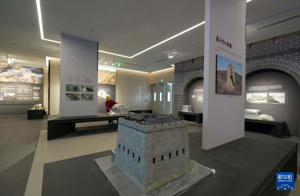 4月11日，工人在山海关中国长城博物馆展厅布展。新华社记者 杨世尧 摄