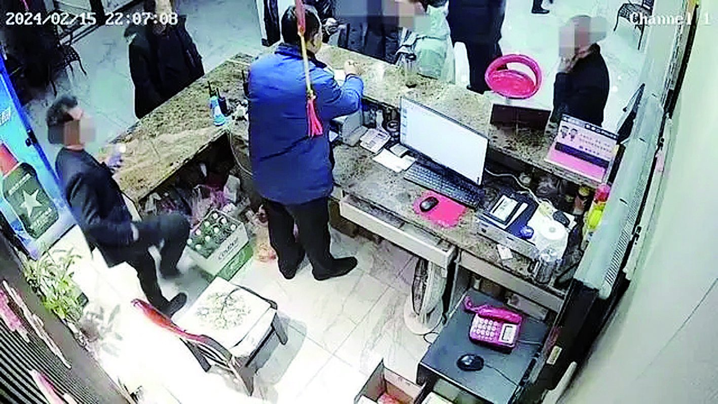 监控显示常某某进入前台踹了谢先生 监控截图