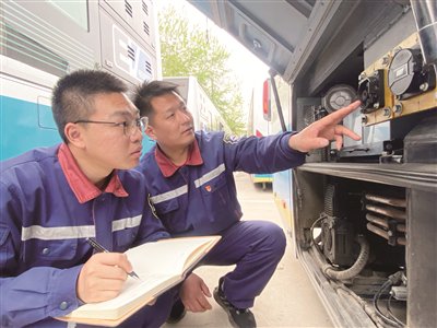 本报讯 (通讯员 张海伦)"将万用表调到直流电压200v档位,黑表笔接检测