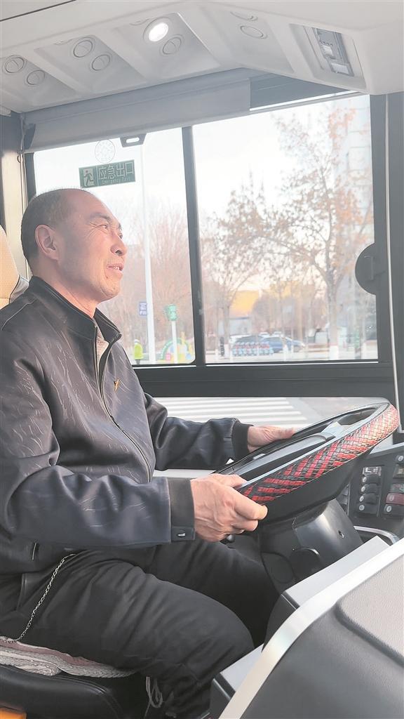 3月28日，胡德武驾驶公交车行驶在去往石河子市石场镇的路上。 兵团日报全媒体记者 于婷 摄