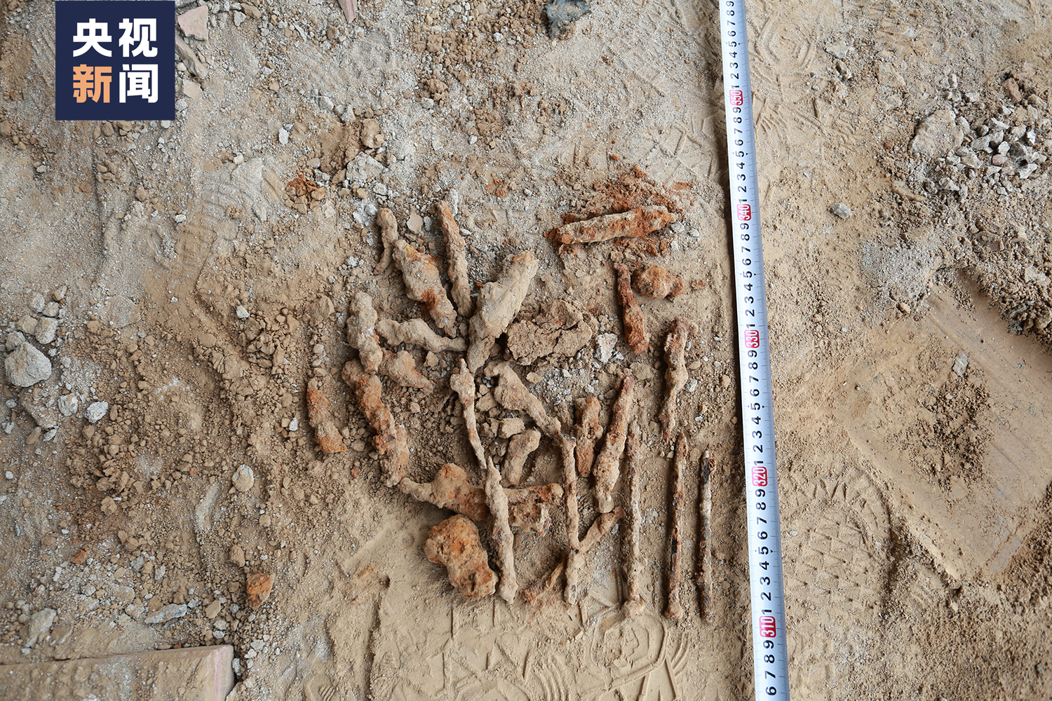 △雪村战斗烈士墓出土的铁钉，猜测是当地群众用来掩埋烈士的门板腐蚀后留下的。