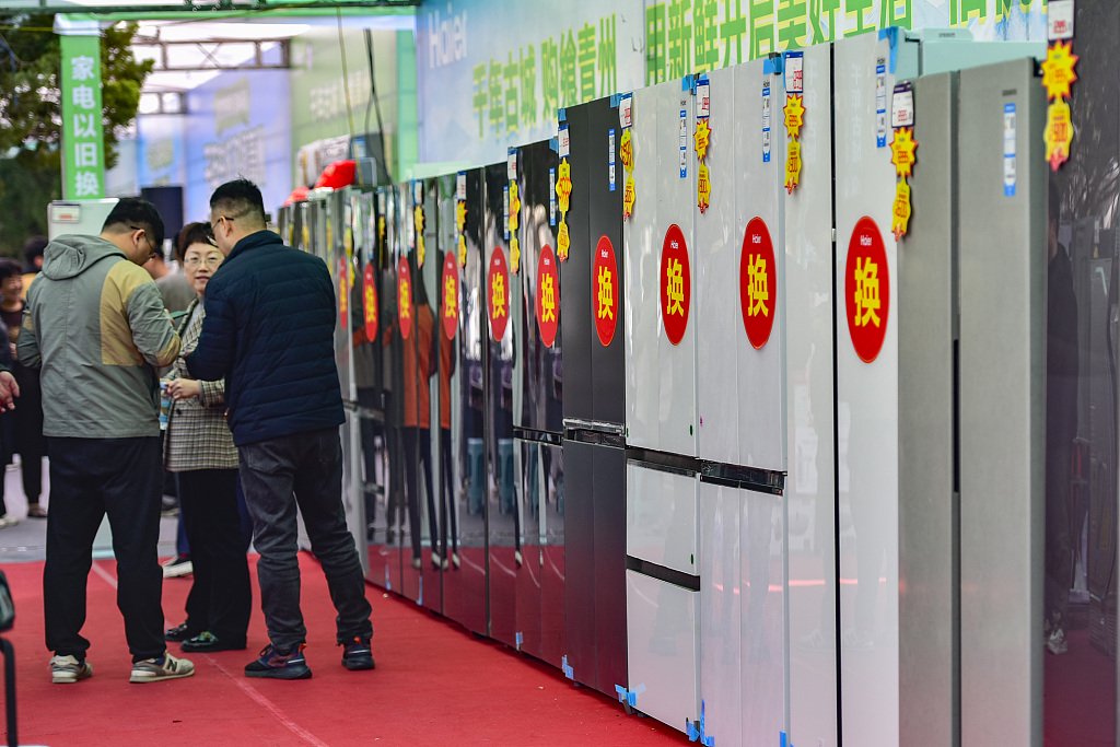 2024年3月16日，在山东省青州市举办的家电以旧换新进社区活动现场，消费者在咨询优惠补贴信息。视觉中国 资料图