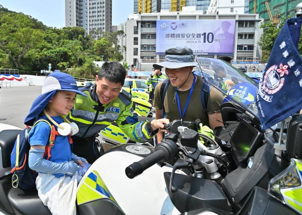 4月13日,在香港警察学院,警队护送组人员向市民介绍其工作.